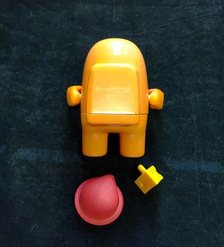 Muñeco Among Us Naranja con accesorios