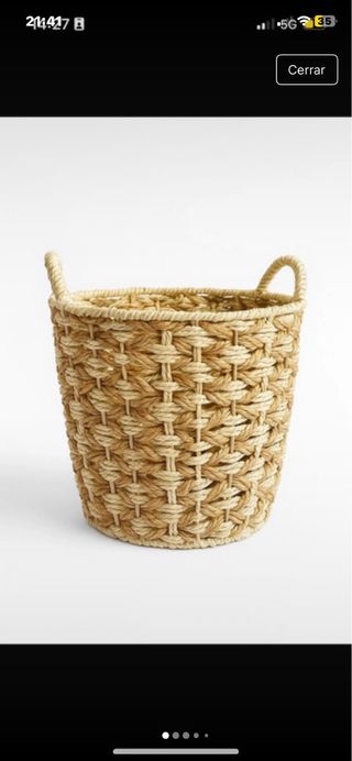 Cesta de mimbre tejida