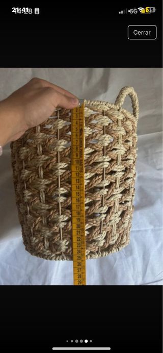 Cesta de mimbre tejida