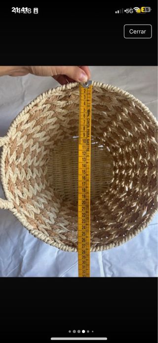 Cesta de mimbre tejida