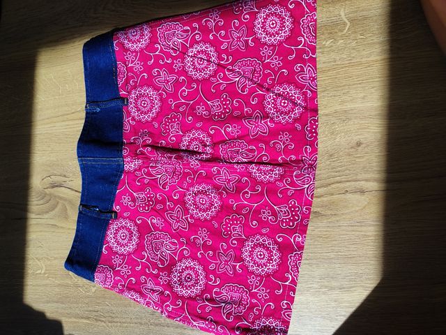 Falda estampada rosa y azul