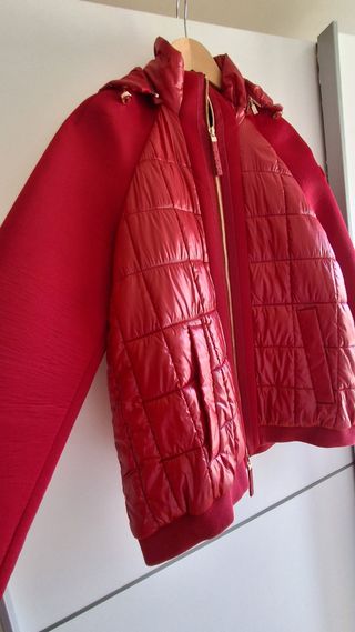 Chaqueta Purificación García Granate roja