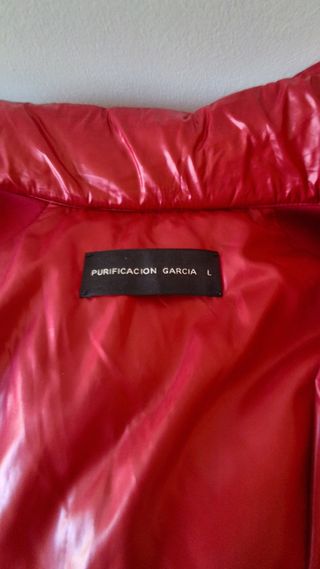 Chaqueta Purificación García Granate roja