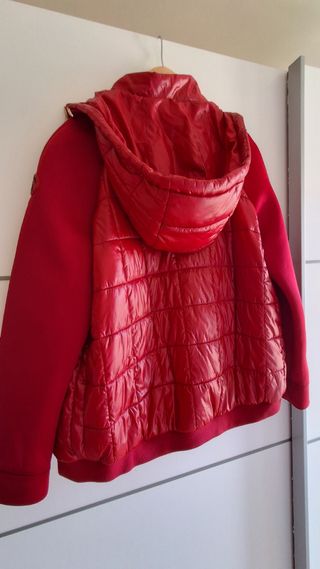 Chaqueta Purificación García Granate roja