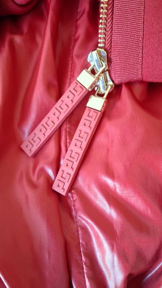 Chaqueta Purificación García Granate roja