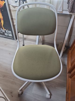 Silla de oficina verde y blanca