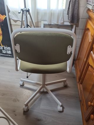 Silla de oficina verde y blanca