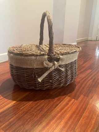 Cesta de mimbre con tapa y asa