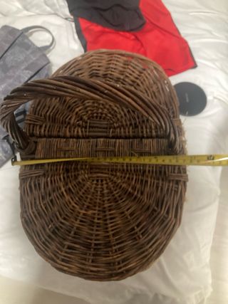 Cesta de mimbre con tapa y asa
