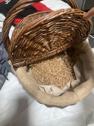 Cesta de mimbre con tapa y asa