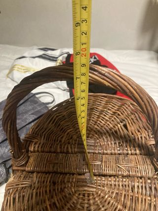Cesta de mimbre con tapa y asa