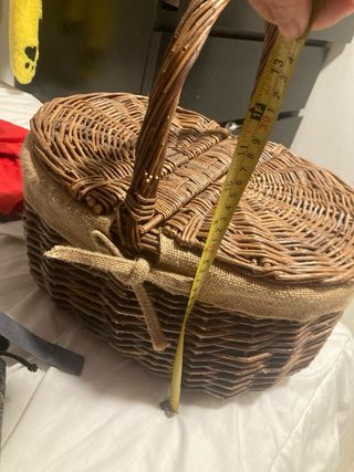 Cesta de mimbre con tapa y asa