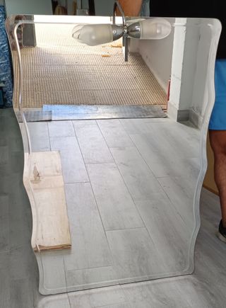 Espejo de baño con aplique plateado