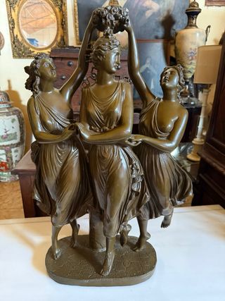 Escultura de bronce de las Tres Gracias