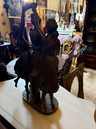 Escultura de bronce de las Tres Gracias