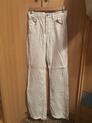 Pantalones blancos de campana