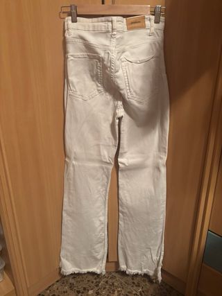 Pantalones blancos de campana