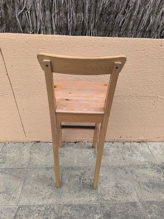 1 Silla alta de madera maciza. 74 cm del asiento