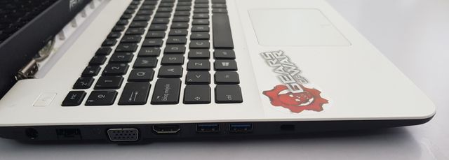 GEARS OF WAR ASUS i3 con 2 discos duros