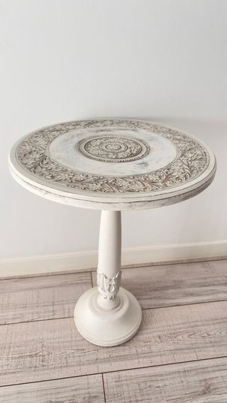 Mesita auxiliar redonda tallada