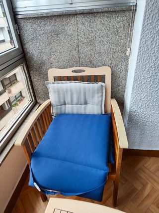 Conjunto de sillas y mesa de madera