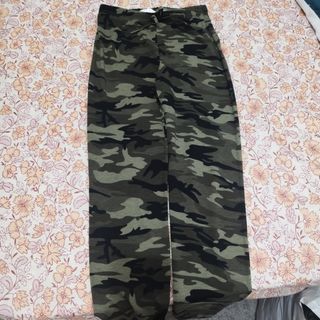 Pantalón camuflaje verde y negro