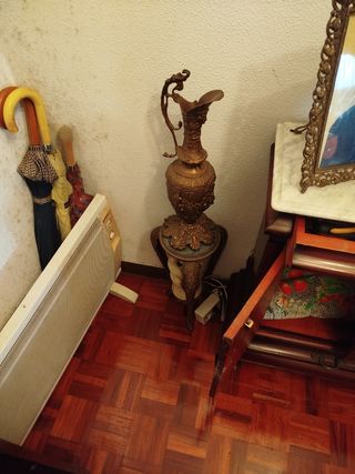 Jarrón de bronce con soporte