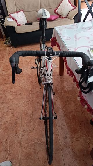 Bicicleta de carbono decarretera BH y rodillo Tacx