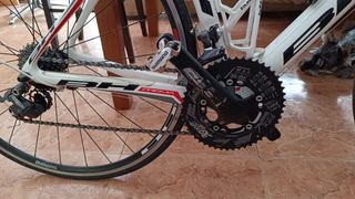 Bicicleta de carbono decarretera BH y rodillo Tacx