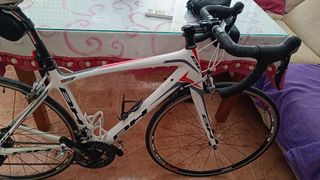 Bicicleta de carbono decarretera BH y rodillo Tacx