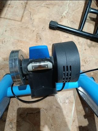 Bicicleta de carbono decarretera BH y rodillo Tacx