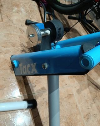 Bicicleta de carbono decarretera BH y rodillo Tacx