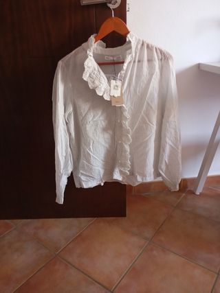 Blusa blanca con volantes talla M sin estrenar