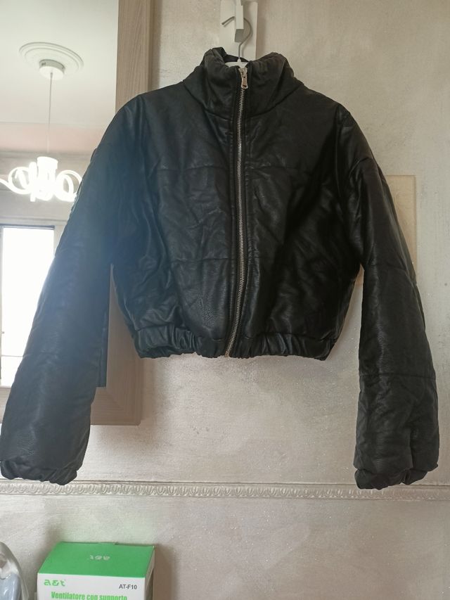 Piumino corto da donna nero