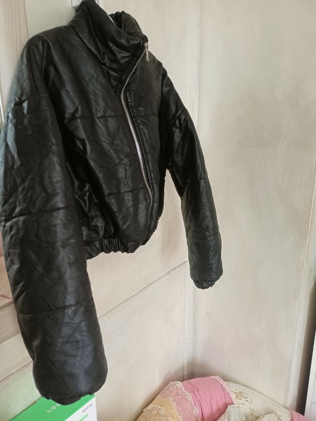 Piumino corto da donna nero