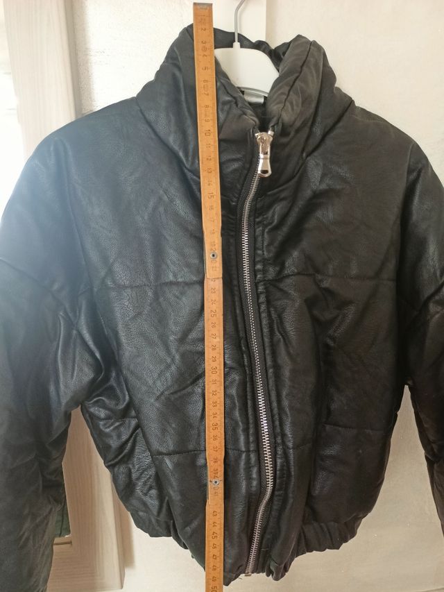 Piumino corto da donna nero