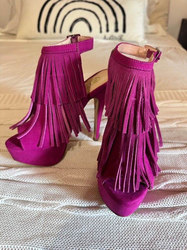 Sandalia peep toe tacon piel