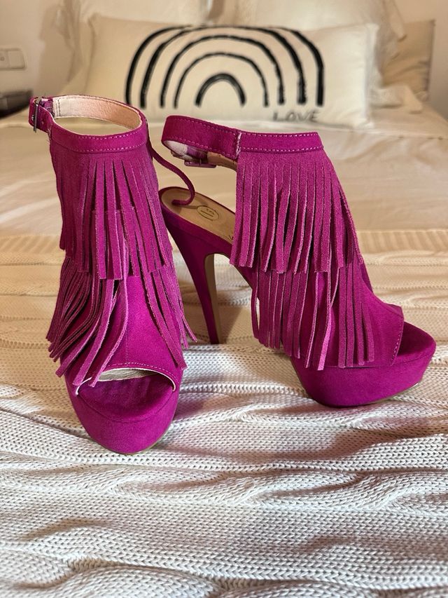 Sandalia peep toe tacon piel