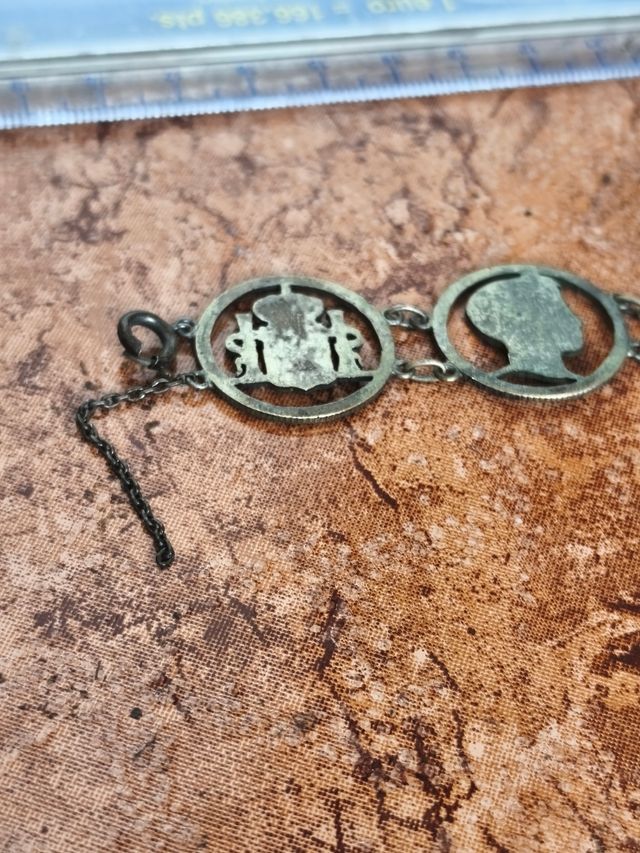 Bracciale a maglie con scudi e profili in argento