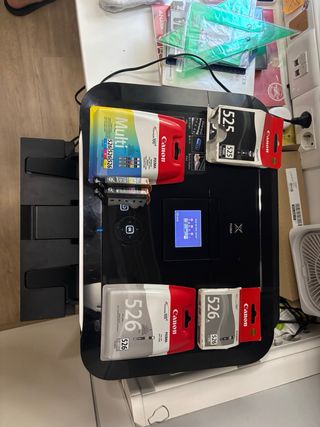 Impresora Canon + 4 cartuchos de tinta