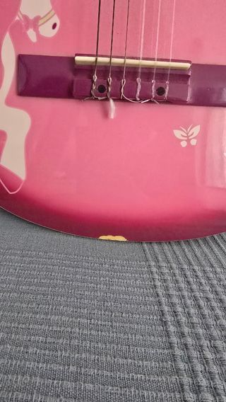 Guitarra infantil rosa con unicornio