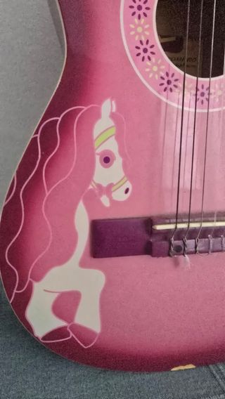 Guitarra infantil rosa con unicornio