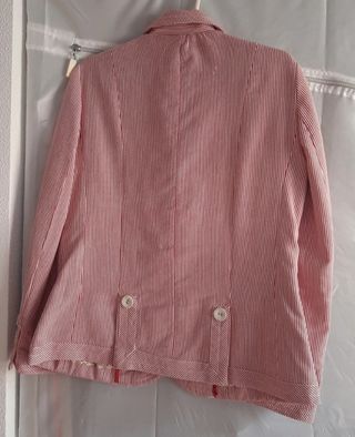 Americana de rayas rojas y blancas