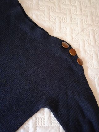Jersey azul oscuro con botones dorados