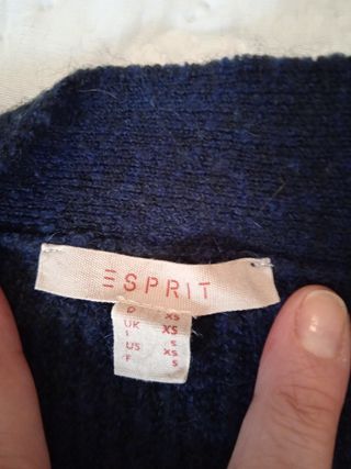 Jersey azul oscuro con botones dorados