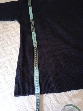 Jersey azul oscuro con botones dorados
