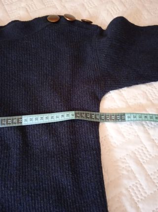 Jersey azul oscuro con botones dorados