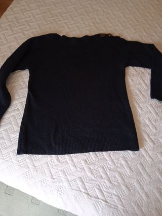 Jersey azul oscuro con botones dorados
