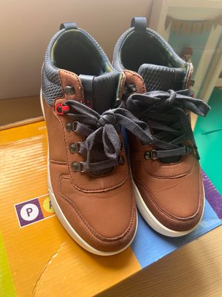 Zapatos de niño marrones con cordones azules
