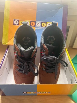 Zapatos de niño marrones con cordones azules